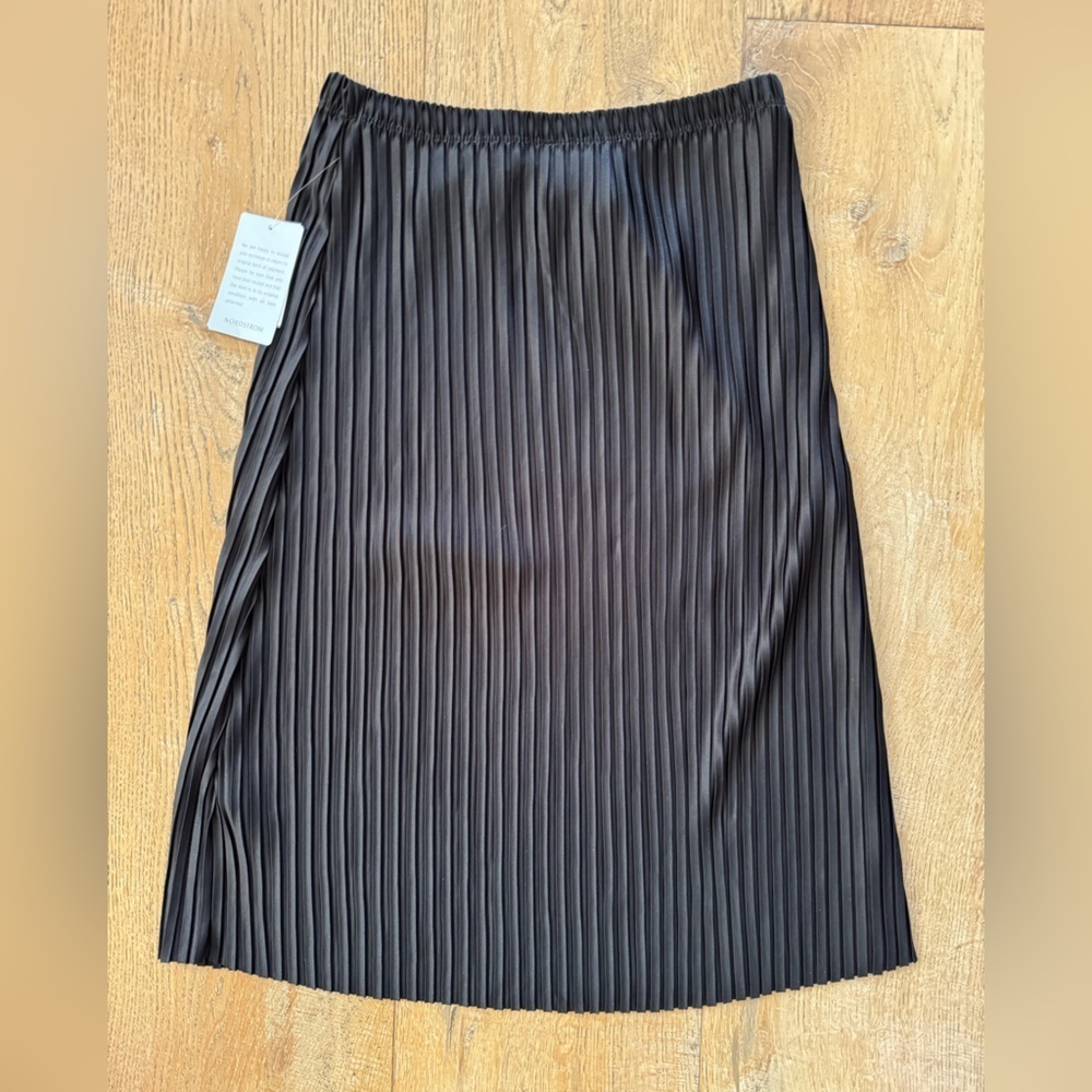 Chic Black Pleated Midi Skirt